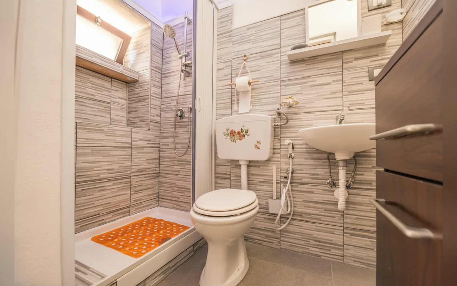 Il bagno con la doccia, il lavabo, il WC e il bidet