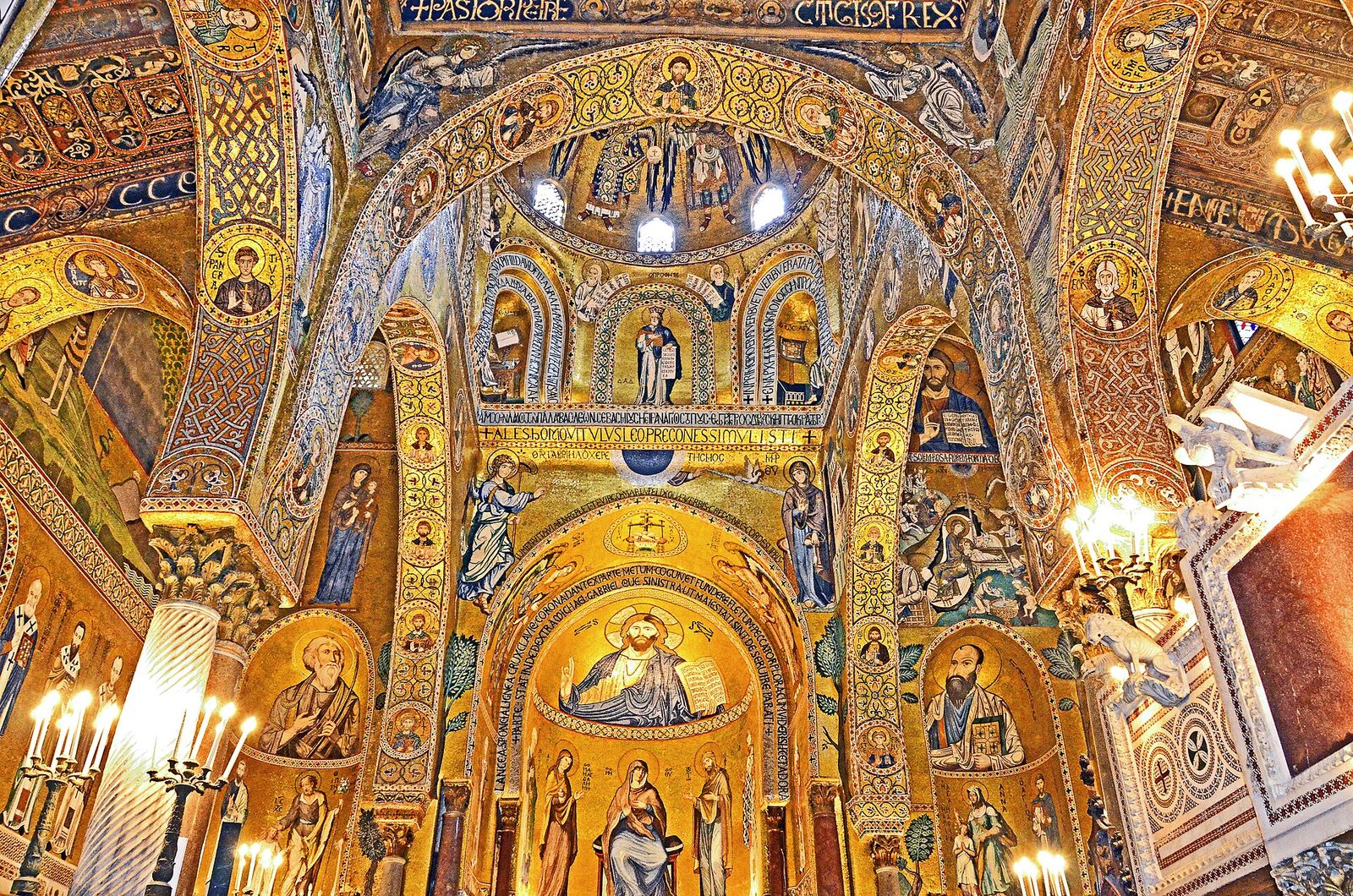 L'interno della Cappella Palatina di Palermo con i mosaici dorati, il Cristo Pantocratore nell'abside e le arcate decorate