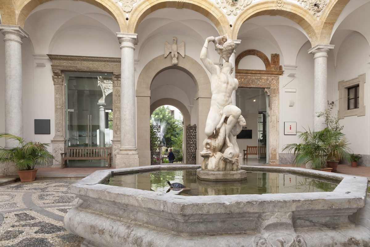 L'atrio minore del Museo archeologico Antonino Salinas di Palermo, con il portico ad archi su colonne e una fontana ottagonale con una statua in marmo al centro