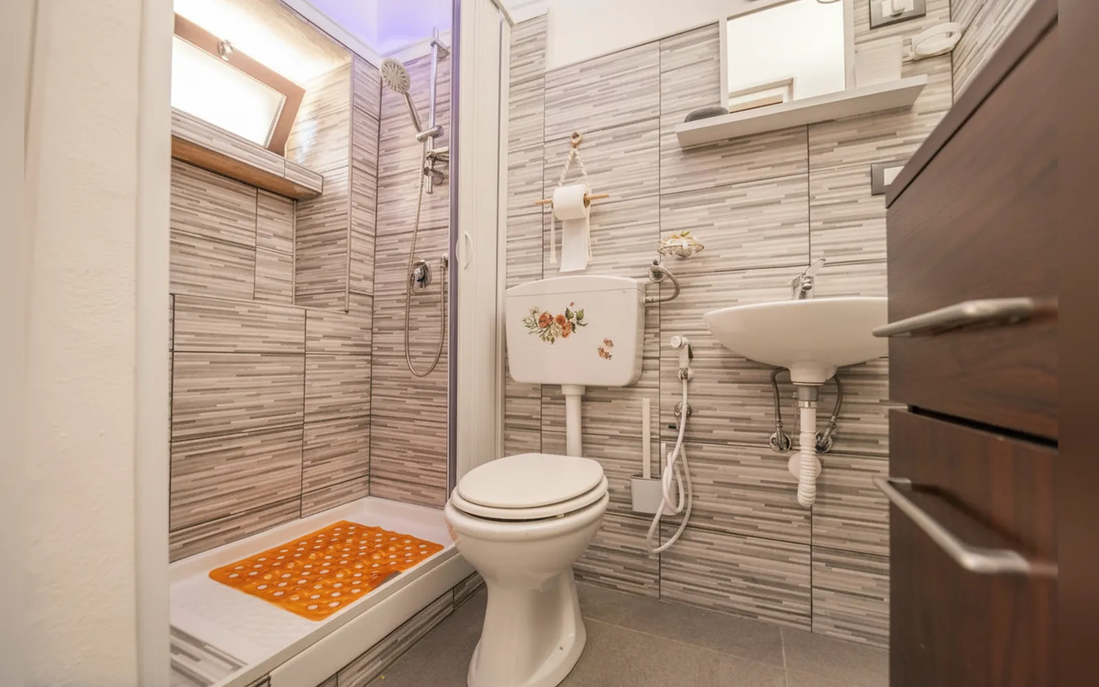Il bagno con il piatto doccia, il lavabo e i sanitari